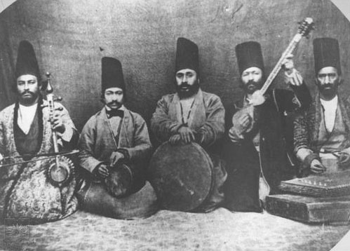 به ترتیب از راست : حسن سنتور خان (سنتور) ، میرزا عبد المولی ( تار ) ، سید زین العابدین قراب ( دف ) ، ناشناس (تنبک ) ، حسن خان کمانچه ( کمانچه )