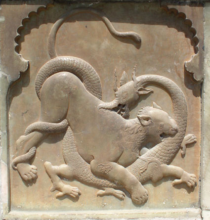 نقش برجسته شیر و اژدها - ایوان تخت مرمر،کاخ گلستان